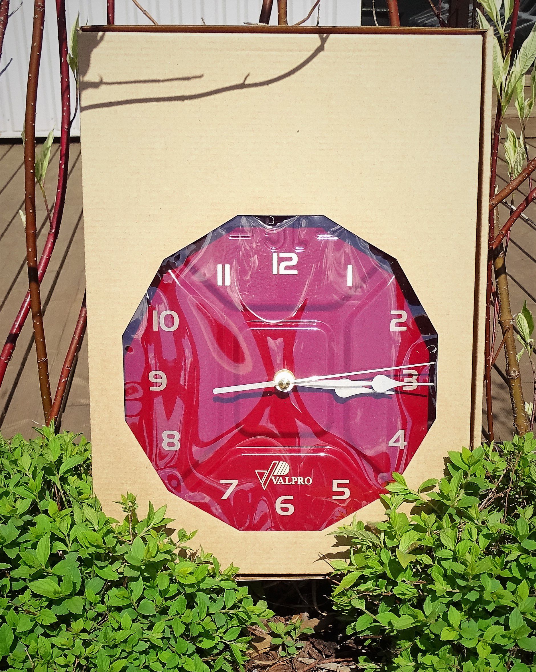 Sarkana dekoratīva degvielas kanna pulkstenis