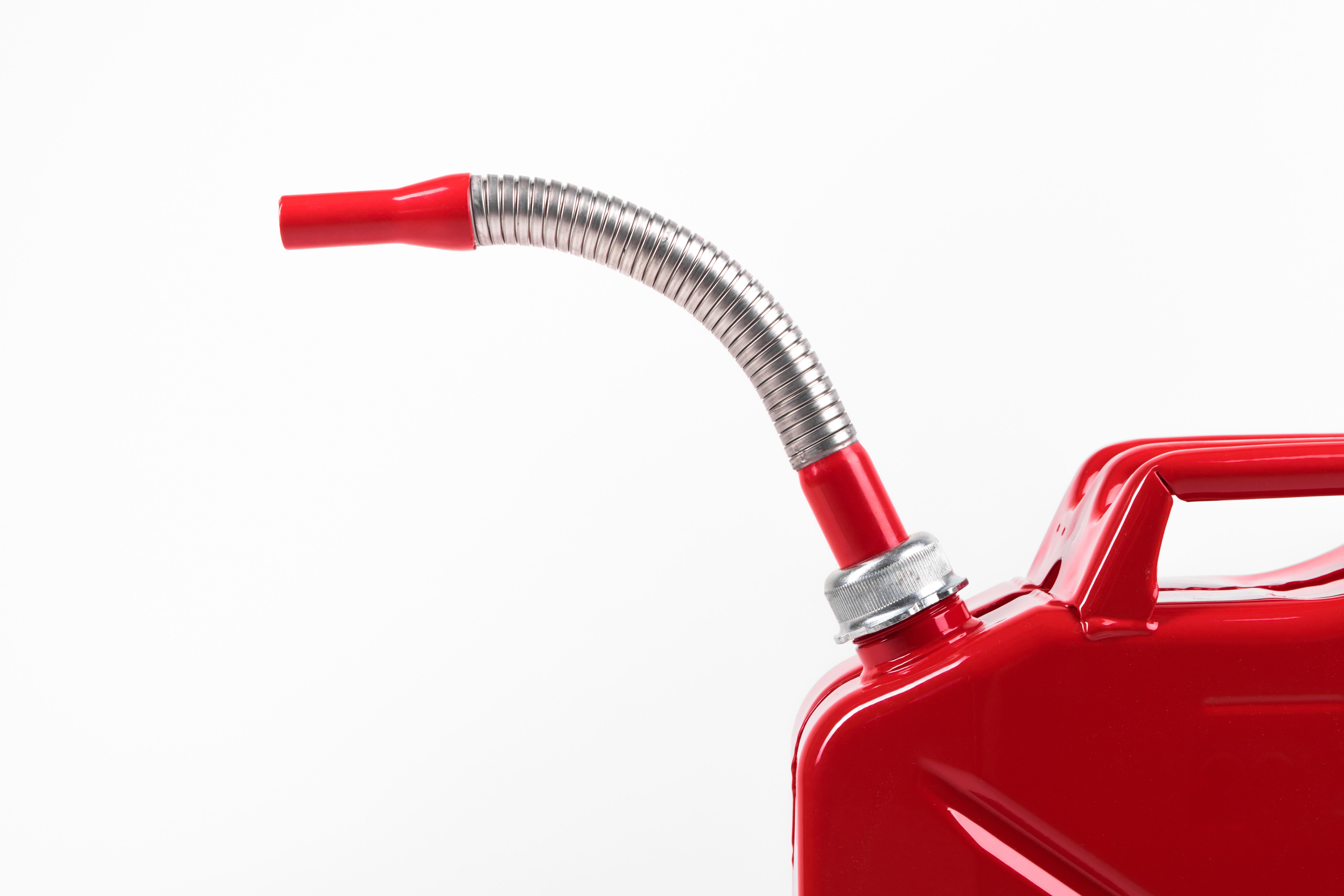 Izlējējs degvielas kannai benzīnam sarkana kanna